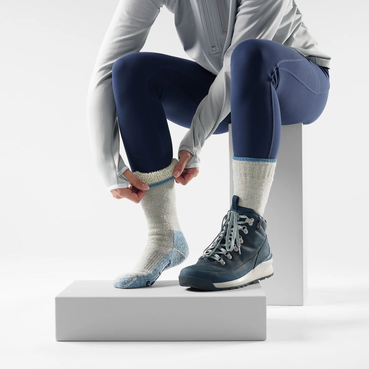 Smartwool - Women's Mountaineer Classic Edition Maximum Cushion Crew Socks - Light Gray