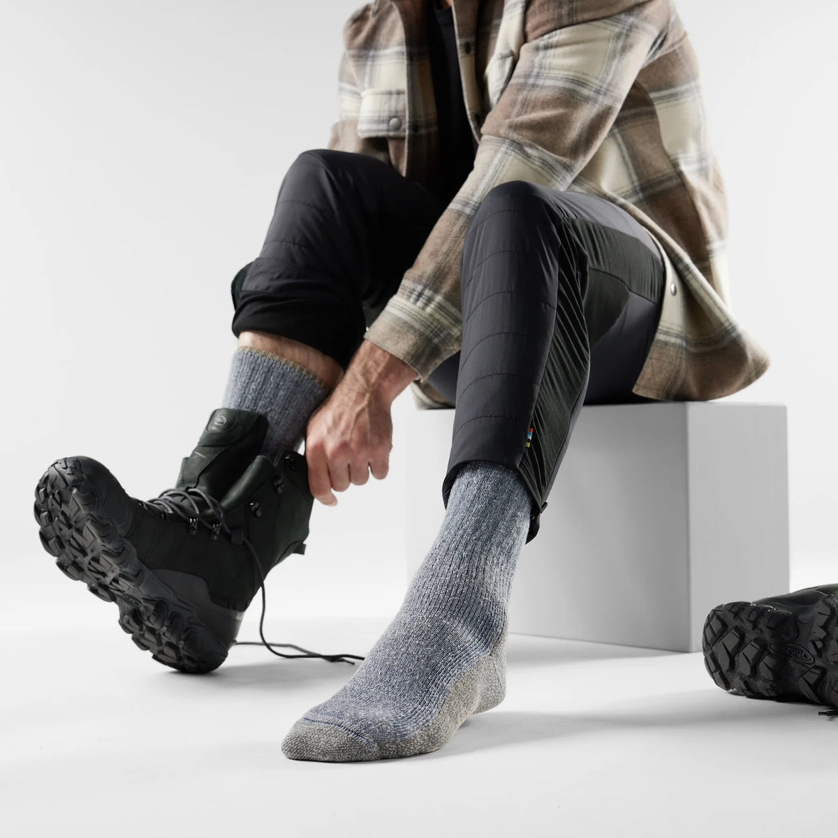 Smartwool - Mountaineer Classic Edition Max Cushion Second Cut Crew Socks - Alpine Blue